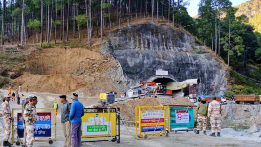 Cuộc giải cứu 40 công nhân mắc kẹt trong đường hầm ở Ấn Độ phải tạm dừng
