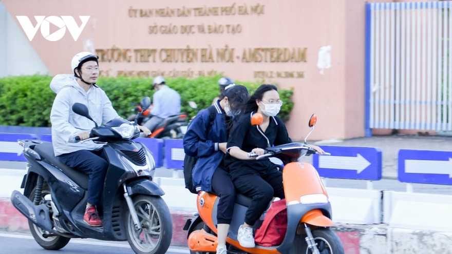 Có nên cấm học sinh điều khiển xe máy điện đến trường?