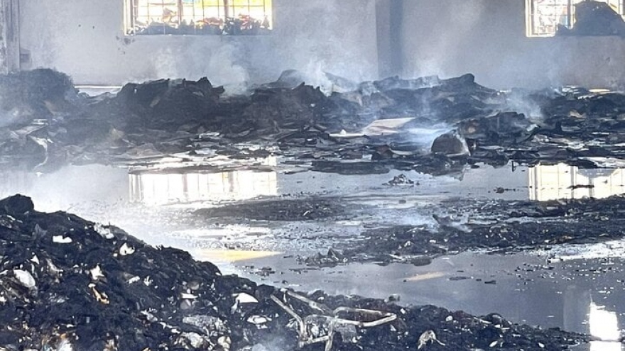 Hiện trường vụ cháy dữ dội nhà máy ở Khu công nghiệp Nam Cấm