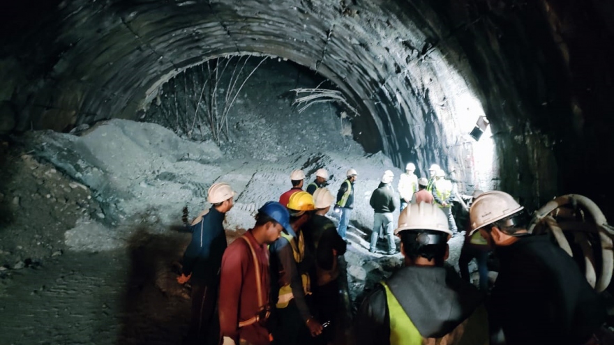 Ấn Độ chạy đua với thời gian để giải cứu 40 công nhân trong vụ sập hầm