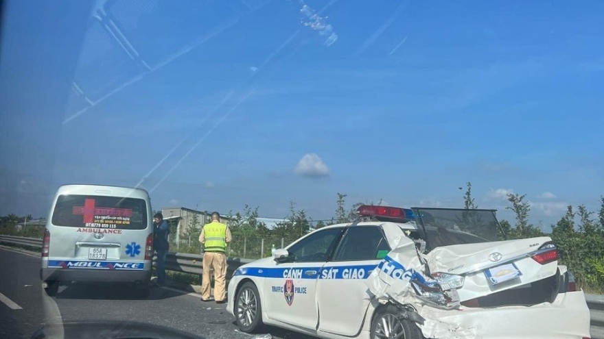Xe cứu thương tông xe cảnh sát giao thông trên đường cao tốc