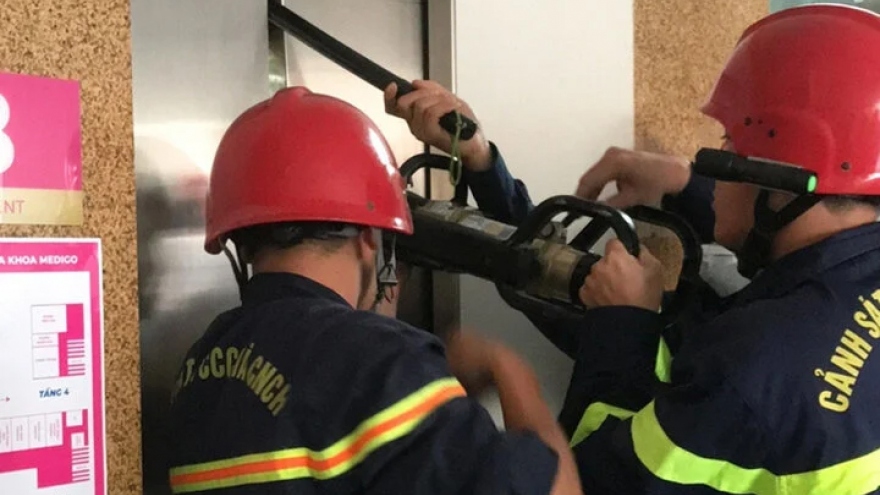 Cảnh sát phá cửa thang máy, cứu 9 người bị mắc kẹt