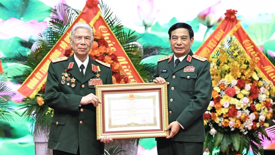 Trao tặng danh hiệu Anh hùng LLVTND đối với Trung tướng Đặng Quân Thụy
