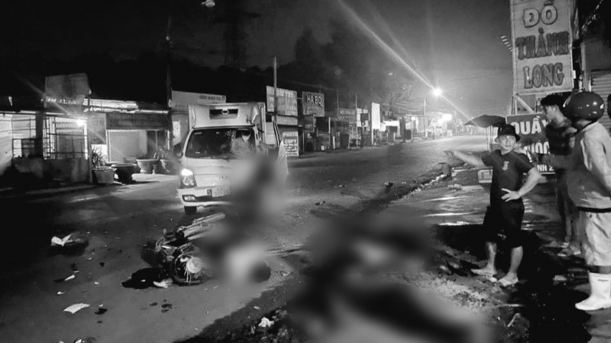 Xe máy "kẹp 4" va chạm ô tô tải làm 3 người tử vong ở Đồng Nai