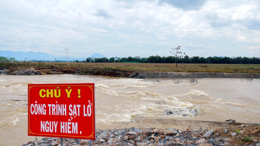Quảng Nam ghi nhận gần 100 vị trí ven sông có nguy cơ sạt lở cao