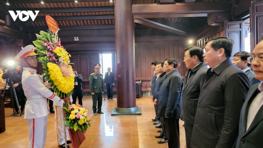 Thủ tướng dâng hương tưởng niệm các Anh hùng liệt sỹ tại Điện Biên