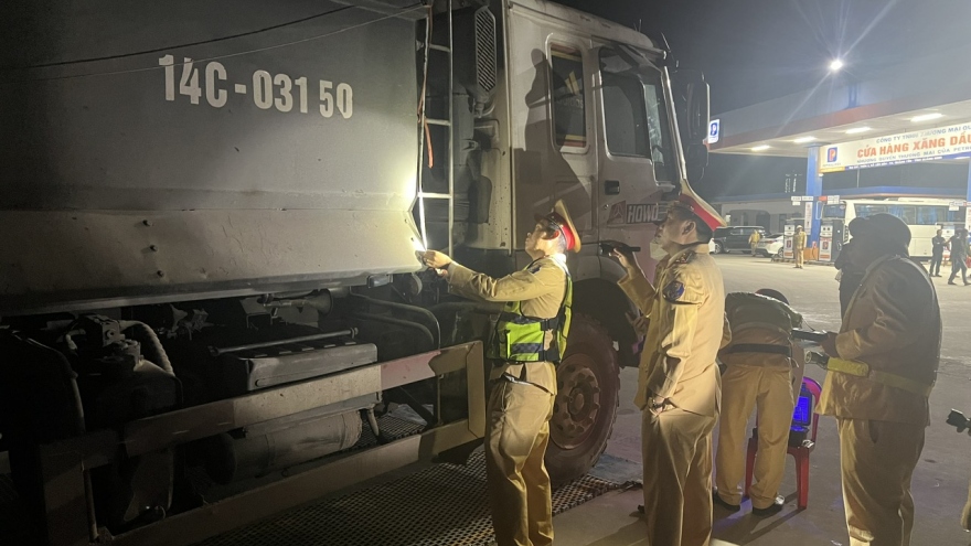Cảnh sát "vây ráp" hàng chục xe tải quá khổ, quá tải tại Quảng Ninh
