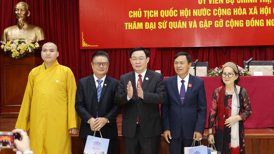 Chủ tịch Quốc hội Vương Đình Huệ gặp cộng đồng người Việt tại Lào
