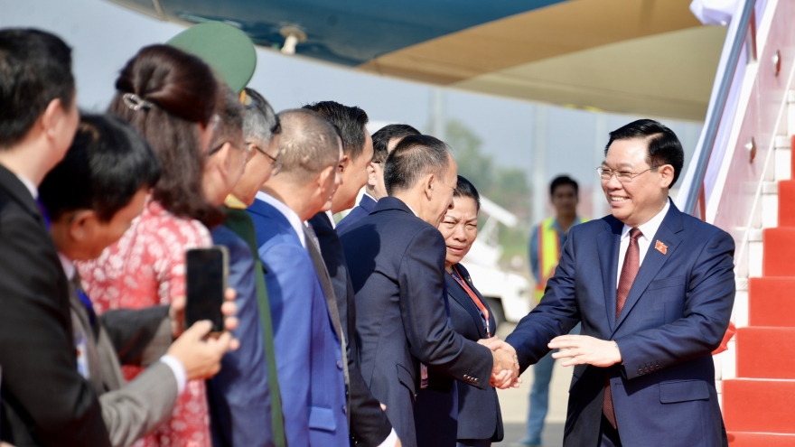 Chủ tịch Quốc hội đến Vientiane, bắt đầu dự Hội nghị Cấp cao CLV và thăm Lào