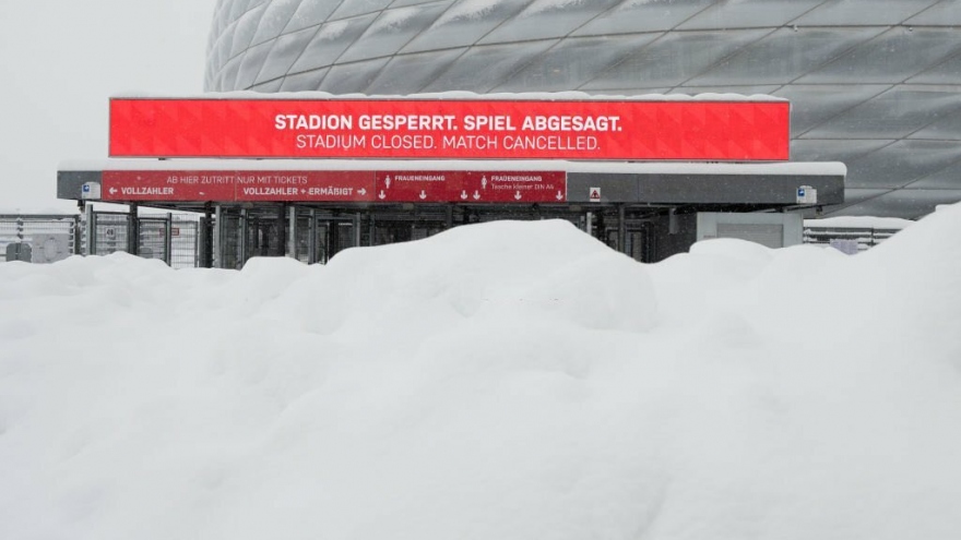 Sân vận động ''đóng băng'', trận đấu của Bayern Munich bị hoãn