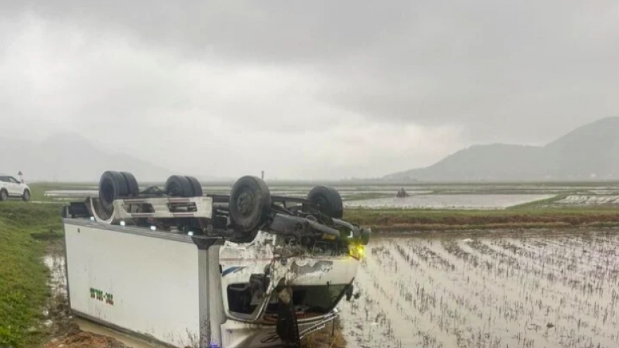 Ô tô 7 chỗ va chạm xe tải tại Hà Tĩnh: 1 người chết, nhiều người bị thương