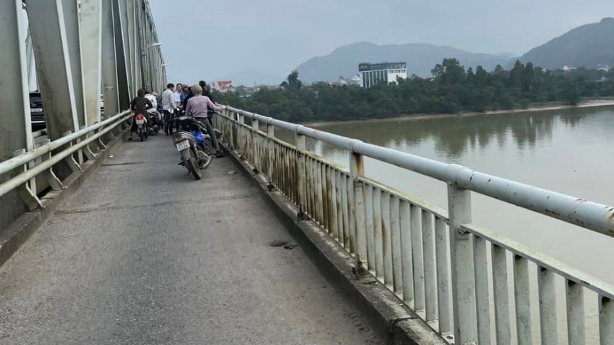 Để lại xe trên cầu Bến Thủy, nam sinh gieo mình xuống sông Lam