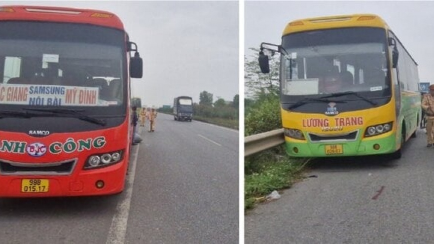 Hai xe khách chèn ép nhau gây náo loạn trên cao tốc Hà Nội - Bắc Giang