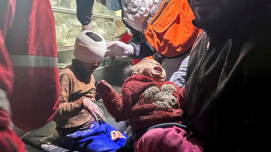 Em bé 1 tuổi sống sót thần kỳ sau không kích tại Gaza