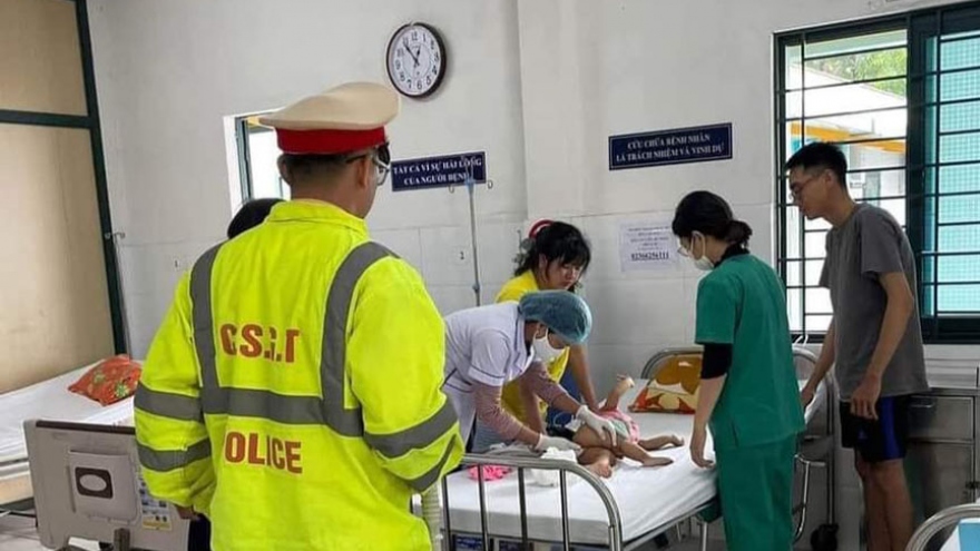 Cảnh sát Đà Nẵng dùng xe đặc chủng chở em bé đi cấp cứu