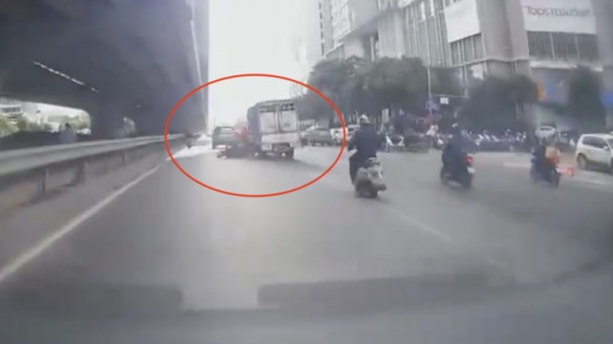 Truy tìm tài xế ô tô tải cố tình tông ngã xe máy trên phố Hà Nội rồi bỏ chạy