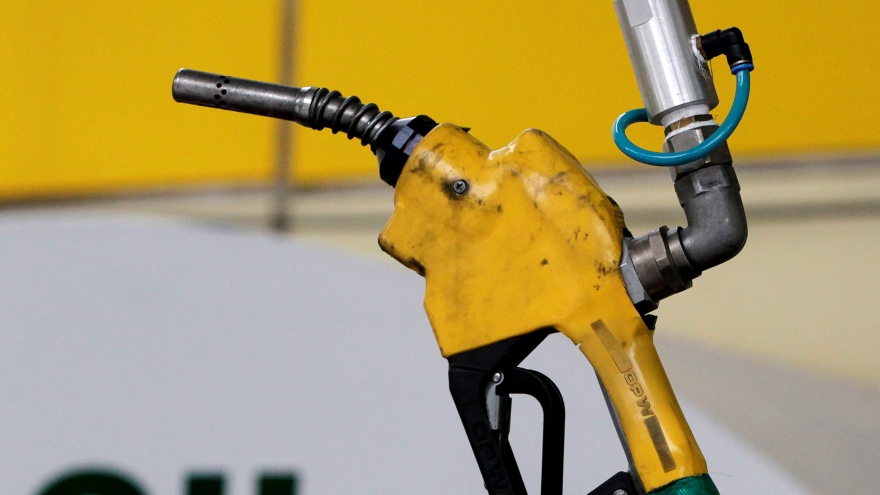 Giá dầu giảm mạnh bất chấp thỏa thuận hạ sản lượng của OPEC+