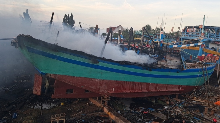 Điều tra vụ hỏa hoạn thiêu rụi 11 tàu cá ở Bình Thuận