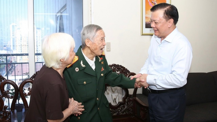 Bí thư Thành ủy Hà Nội Đinh Tiến Dũng thăm, tặng quà Anh hùng La Văn Cầu