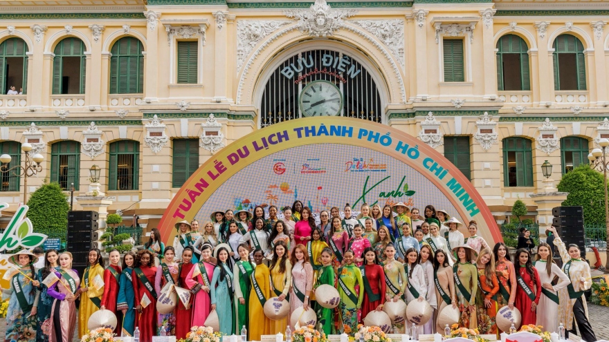 Dàn người đẹp Miss Earth 2023 khoe sắc cùng áo dài trên đường phố TP Hồ Chí Minh