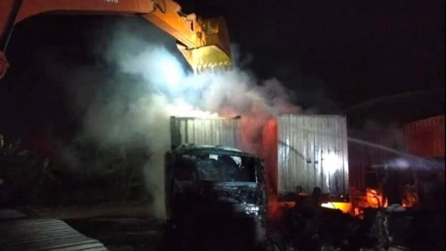 Hỏa hoạn thiêu rụi 4 xe container ở Hải Phòng