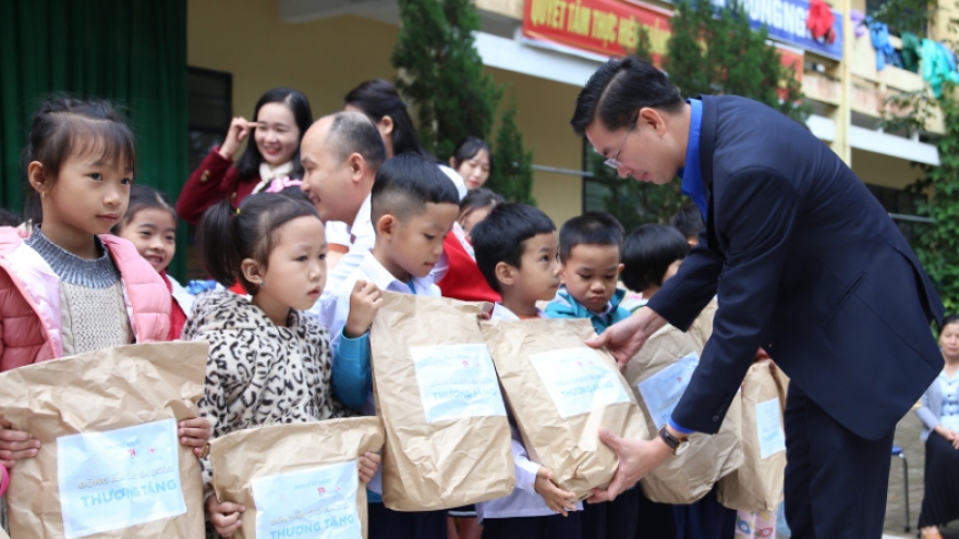 Mang đông ấm đến với trẻ em miền núi Đà Nẵng