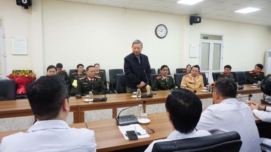 Bộ trưởng Tô Lâm thăm cán bộ Công an TP.Hà Nội bị thương trong khi làm nhiệm vụ