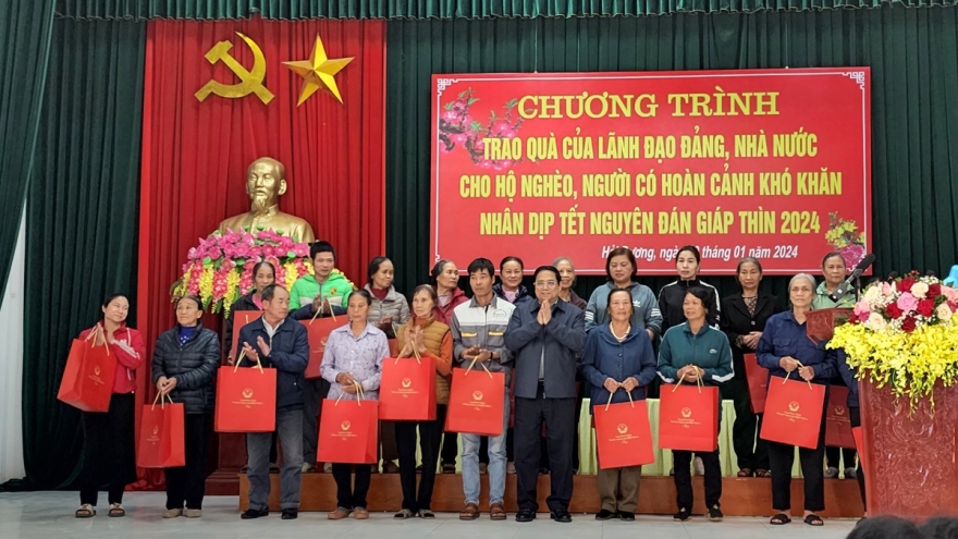 Thủ tướng thăm, tặng quà cho người nghèo tại tỉnh Hải Dương