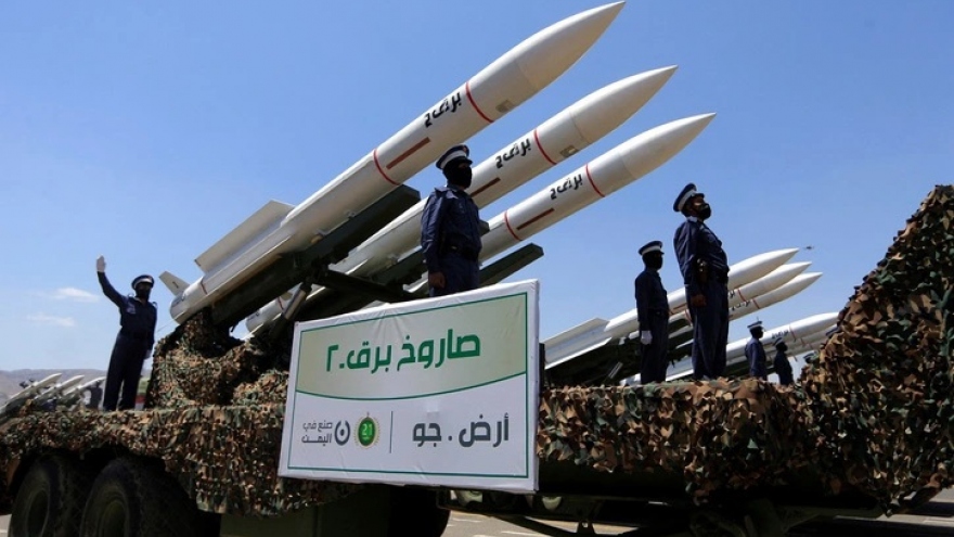 Houthi bắn 3 tên lửa vào tàu Mỹ trên Biển Đỏ, Iran cảnh báo chiến sự lan rộng