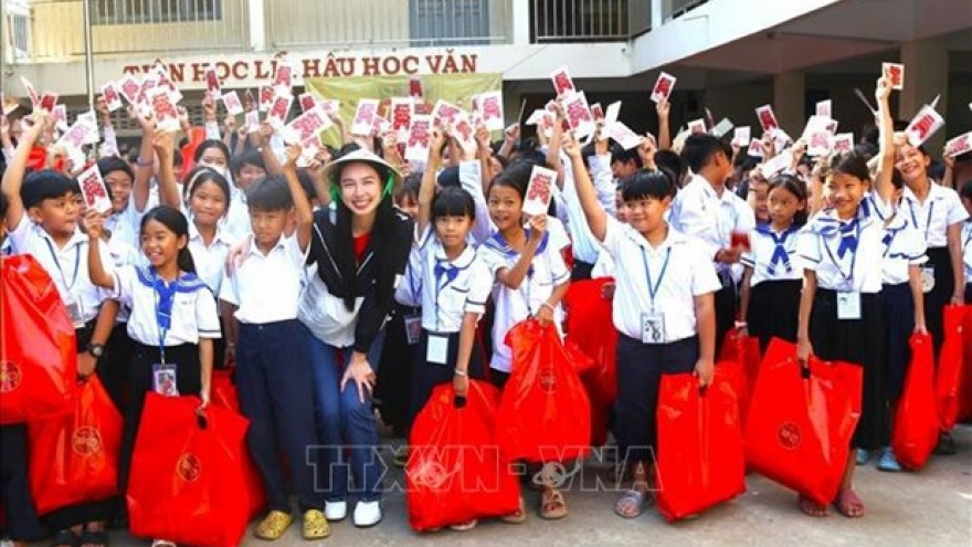 New Year gifts, scholarships bring joy to Cambodians of Vietnamese origin