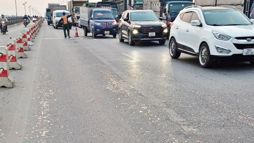 Hàng chục ô tô thủng lốp trên cầu Thanh Trì: Thủ phạm vẫn hoành hành?