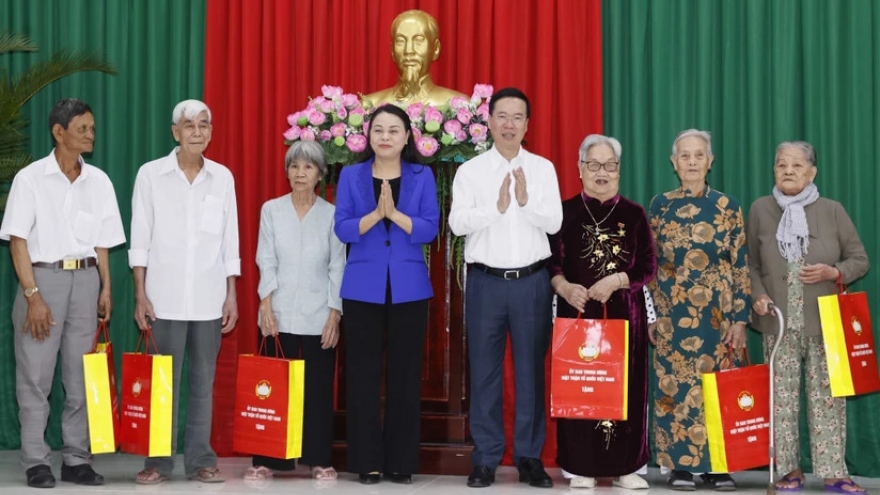 Chủ tịch nước Võ Văn Thưởng thăm, chúc Tết nhân dân tỉnh Vĩnh Long