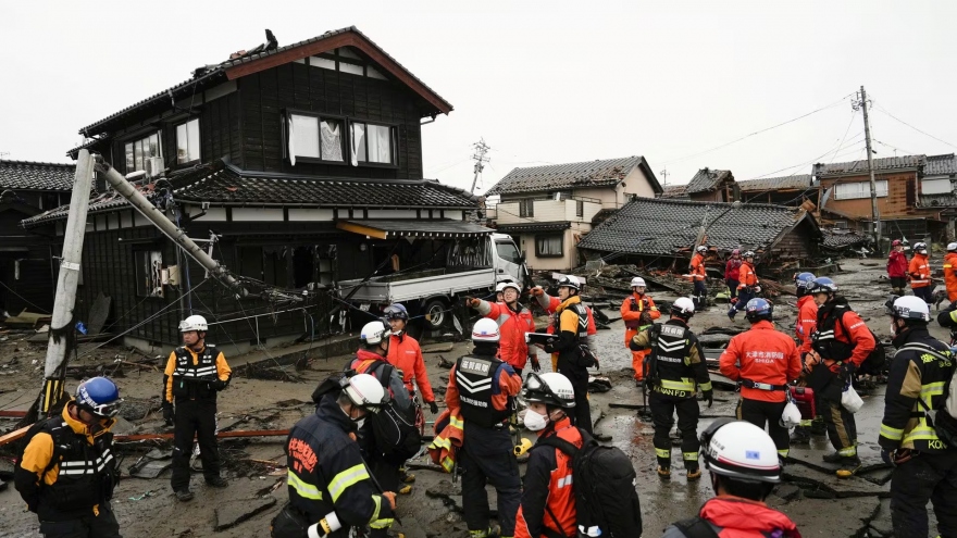 Nhật Bản chạy đua với thời gian để tìm kiếm người sống sót sau động đất