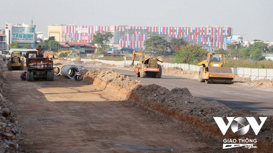 Phá dỡ bức tường tồn tại hơn 30 năm, mở đường vào sân bay Tân Sơn Nhất