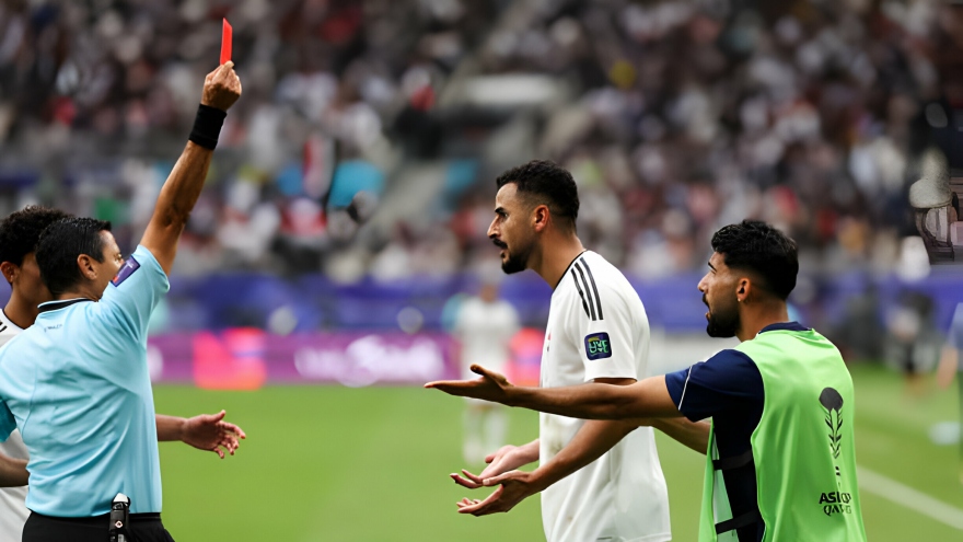 HLV Iraq trách trọng tài sau khi học trò nhận thẻ đỏ vì ăn mừng bàn thắng