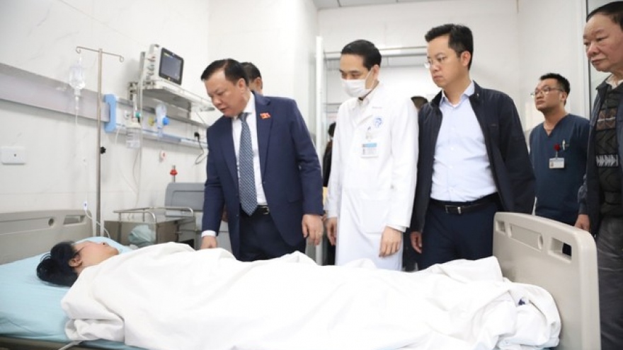 Bí thư Thành ủy Hà Nội Đinh Tiến Dũng thăm nạn nhân vụ cháy tại phố Hàng Lược