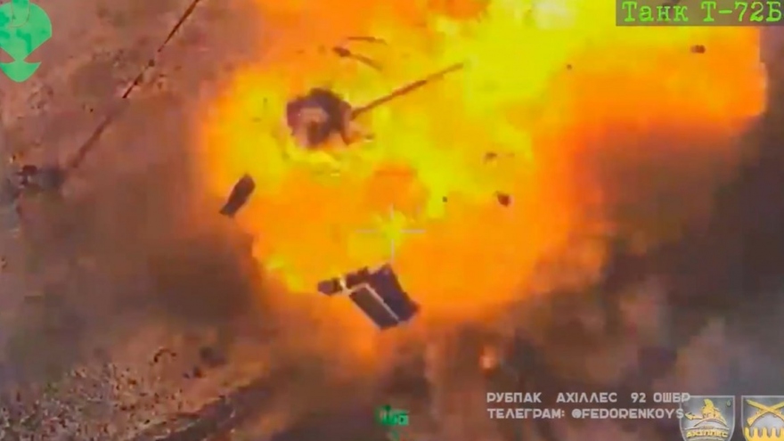 Xe tăng T-72B3 bay tháp pháo, cháy như cầu lửa sau đòn tấn công của UAV Ukraine