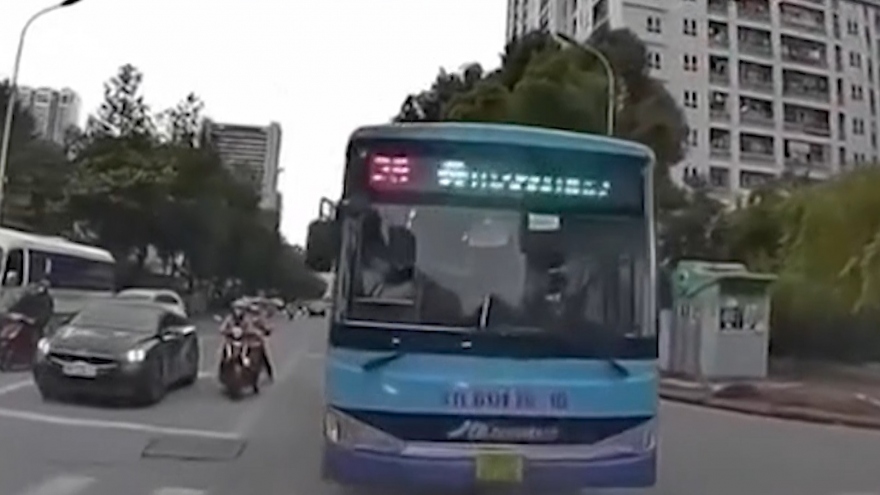 Xử phạt tài xế xe buýt đi sai làn, chặn đầu ô tô ở Hà Nội