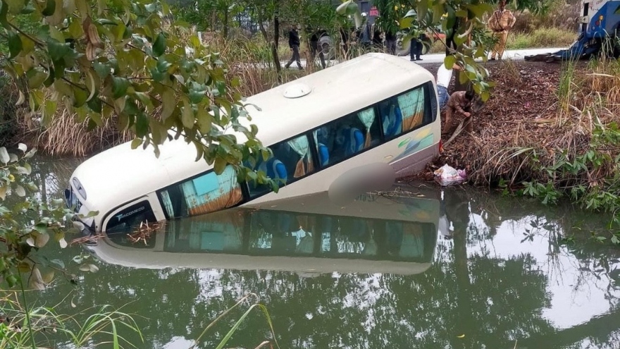 Bị tông liên hoàn, xe khách chở 22 người lao xuống ao nước