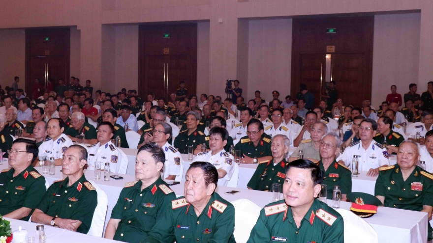 Hơn 800 đại biểu cán bộ cao cấp quân đội nghỉ hưu, nghỉ công tác gặp gỡ đầu Xuân