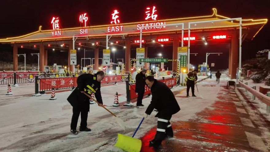 Mưa tuyết khiến người dân Trung Quốc gian nan về quê ăn Tết