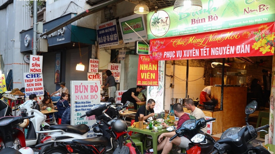 Hàng quán ở Hà Nội đông khách, giá cả không tăng trong dịp Tết