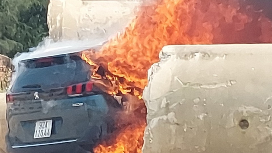 Xe ô tô 7 chỗ bốc cháy, một người tử vong