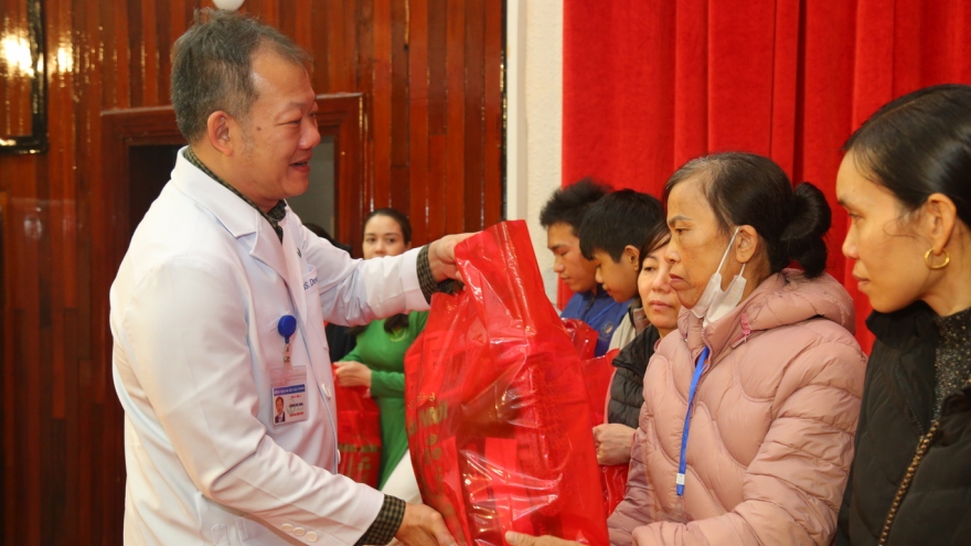 Trao hơn 500 suất quà cho bệnh nhân nghèo tại Bệnh viện Hữu nghị Việt Đức
