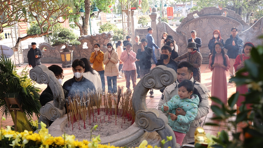 Hàng trăm du khách tham quan Đền thờ Trạng Trình Nguyễn Bỉnh Khiêm trong dịp Tết