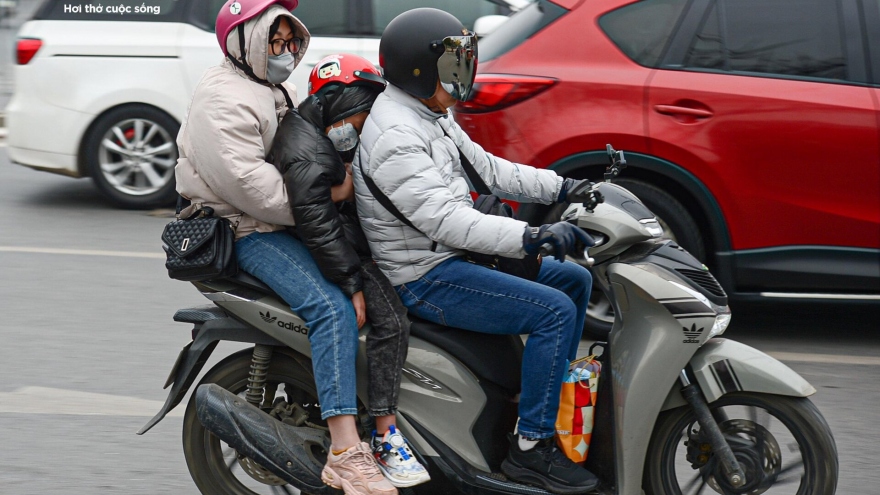 Trẻ nhỏ trùm kín mít, ngủ gục trên xe máy theo cha mẹ rời Thủ đô về quê đón Tết