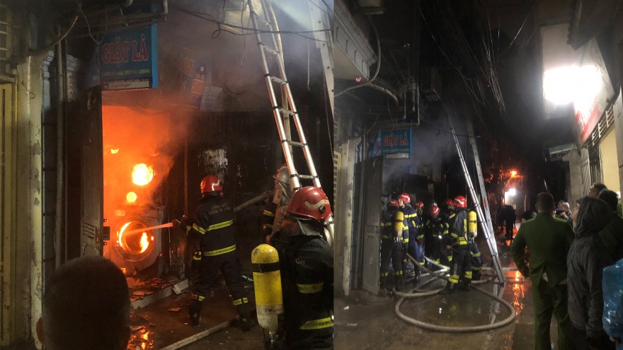 Cắt chuồng cọp, cứu 3 người trong nhà cháy vào rạng sáng ở Hà Nội