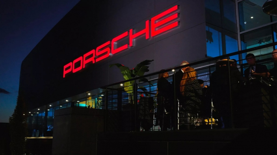 Nam thanh niên bị bắt vì cố gắng mua Porsche bằng tờ ngân phiếu gần 2.000 tỷ