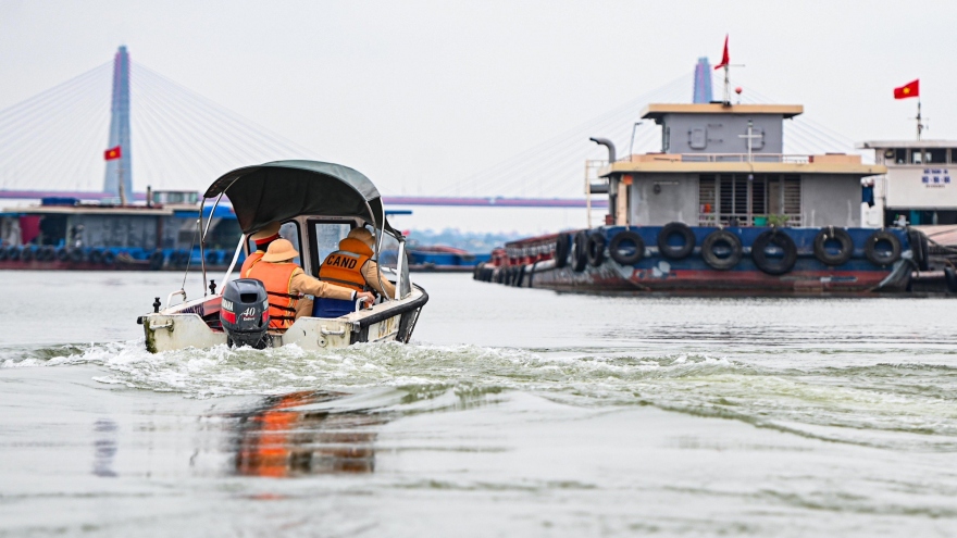 Tăng cường xử lý vi phạm các tàu thuyền trên sông Hồng