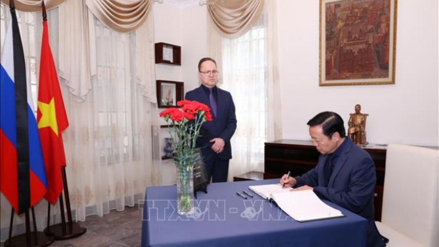 Phó Thủ tướng Trần Hồng Hà viếng và ghi sổ tang chia buồn tại Đại sứ quán Nga